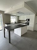 Cuisine blanche mat avec plan de travail en compact noir &agrave; Florennes  - Cuisines &eacute;quip&eacute;es design compl&egrave;tes Cr&eacute;a-M